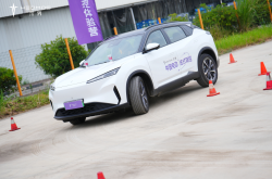示界06是个什么品牌的车？既有中国电动又有法系驾控？