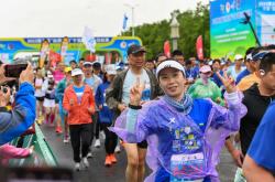 吉利银河L7第5万辆下线 以银河品质助力2023宝鸡马拉松开跑
