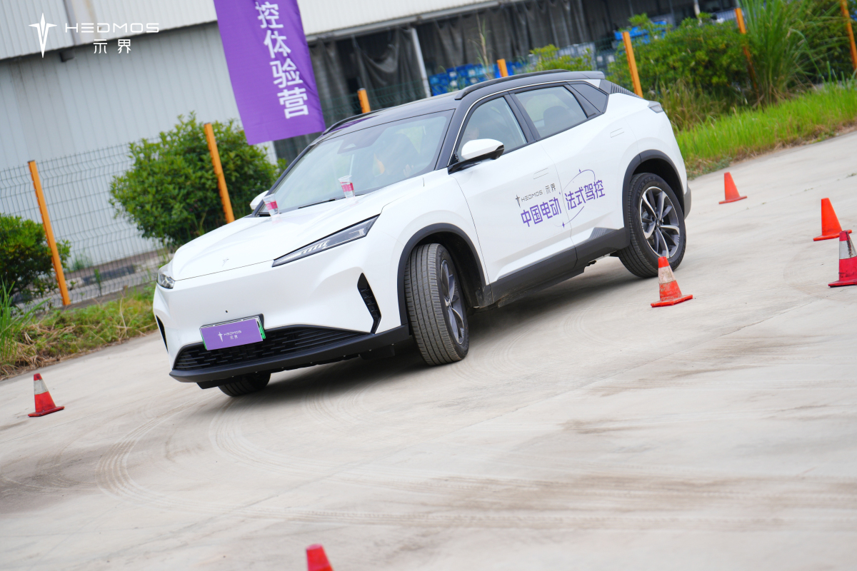 示界06是个什么品牌的车？既有中国电动又有法系驾控？