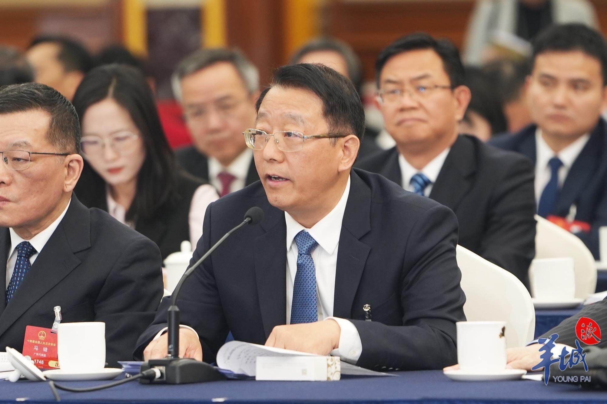 十五运会火炬传递开跑,广汽集团董事长冯兴亚担任火炬手