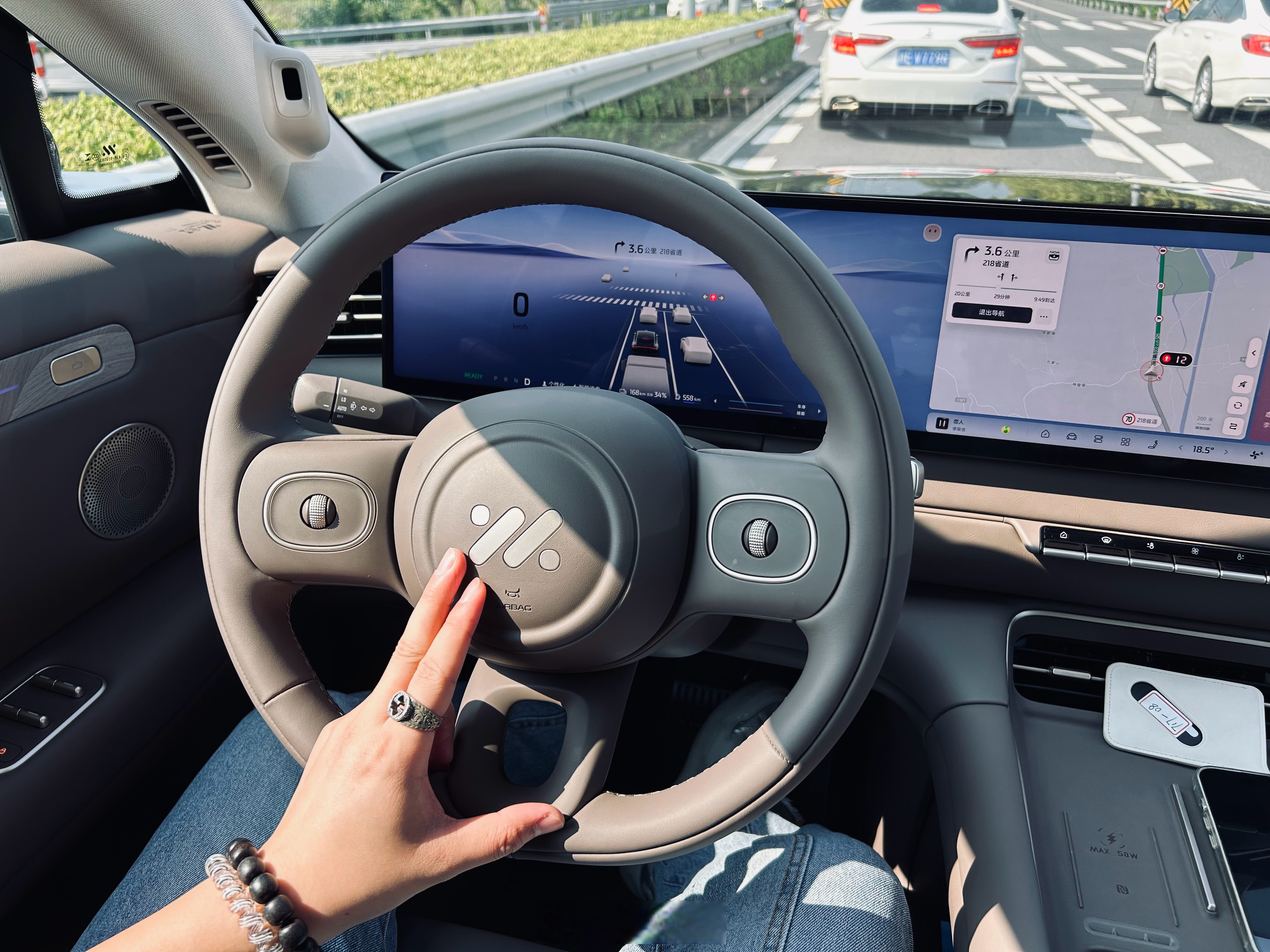 解决长途冬季通勤三痛智己LS6凭10万销量成新能源SUV标杆