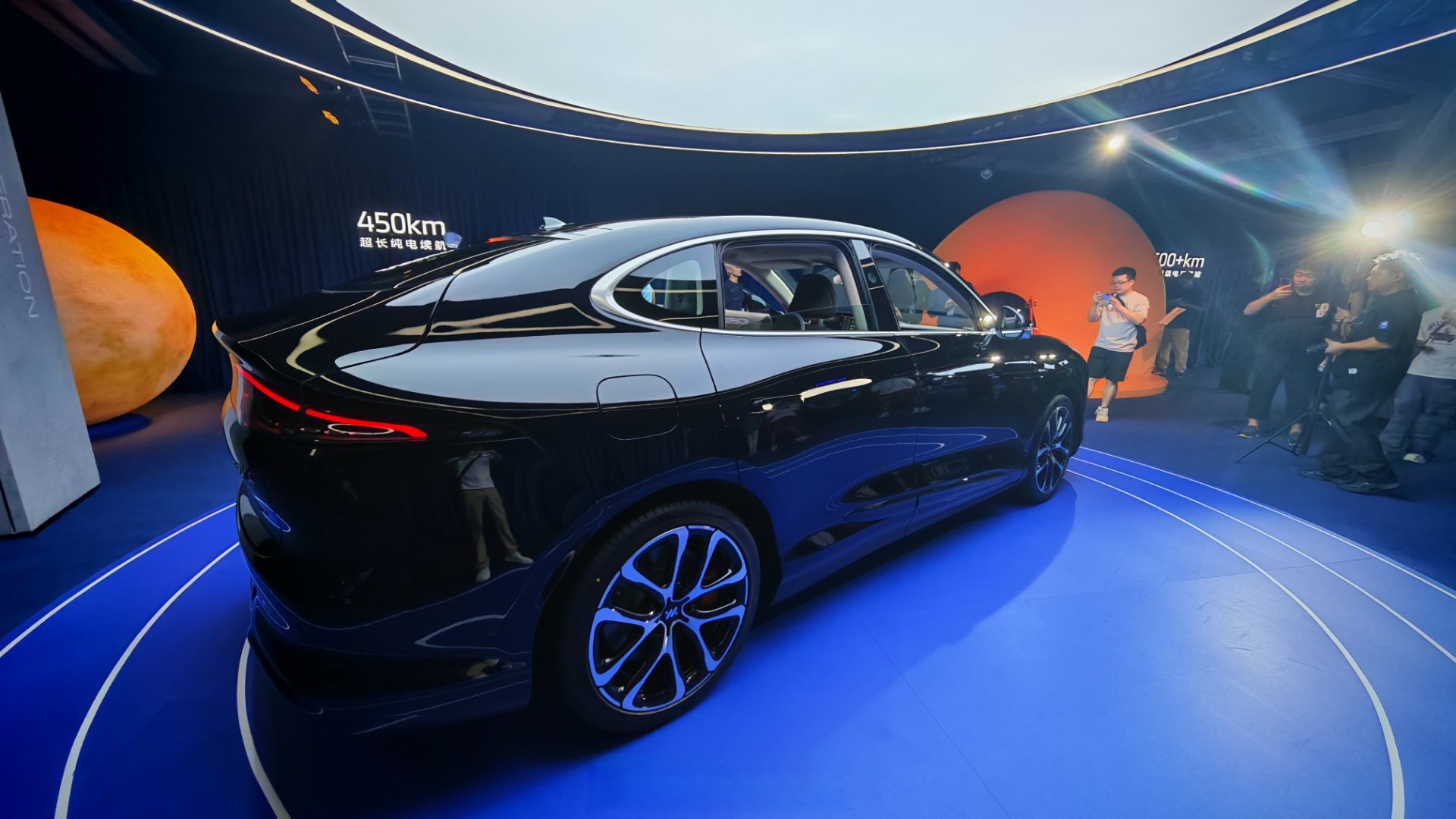 解决长途冬季通勤三痛智己LS6凭10万销量成新能源SUV标杆